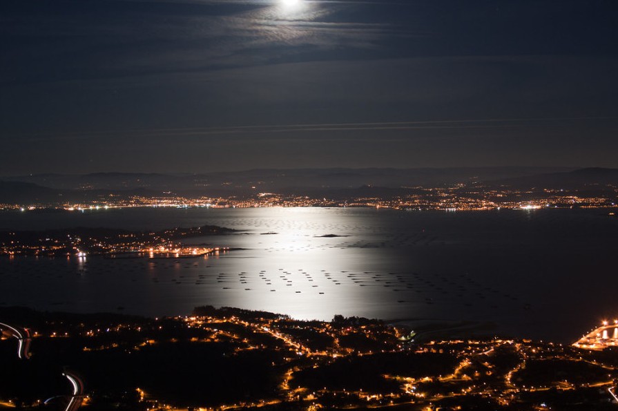 Porto de Aguiño con bateas ao lonxe
