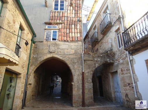 Paseo marítimo de Noia con vistas á ría