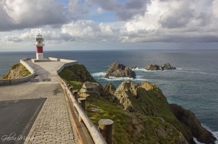 Faro de cabo Ortegal sobre os cantís