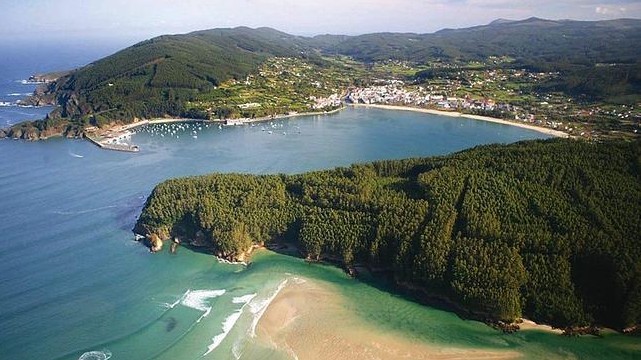 Vista aérea da vila de Cedeira co seu porto