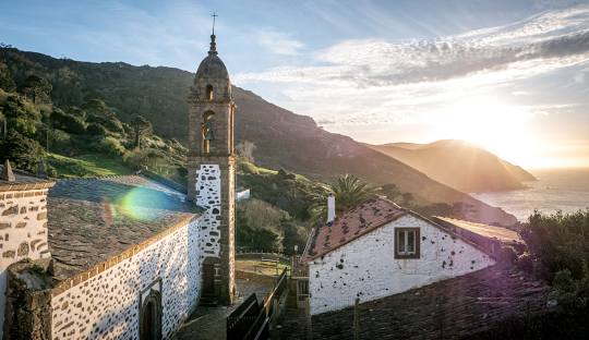 Estrada panorámica que ascende cara a San Andrés de Teixido