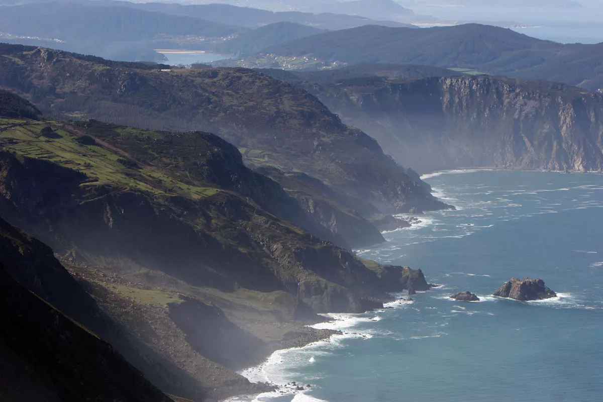Fachada branca do santuario de San Andrés de Teixido