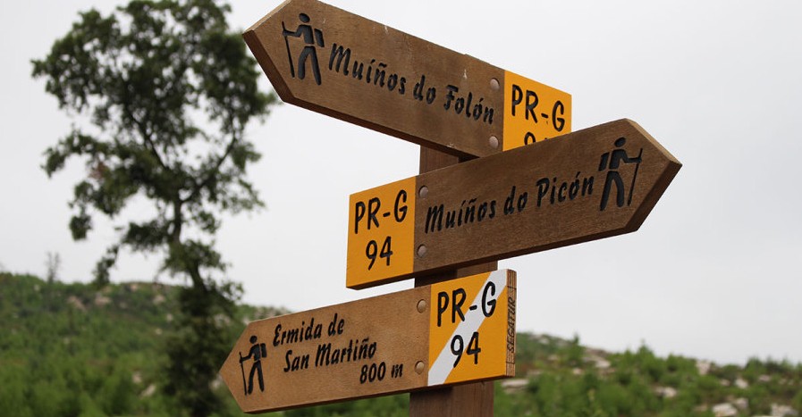 Muíños do Folón en fervenza sobre a ladeira