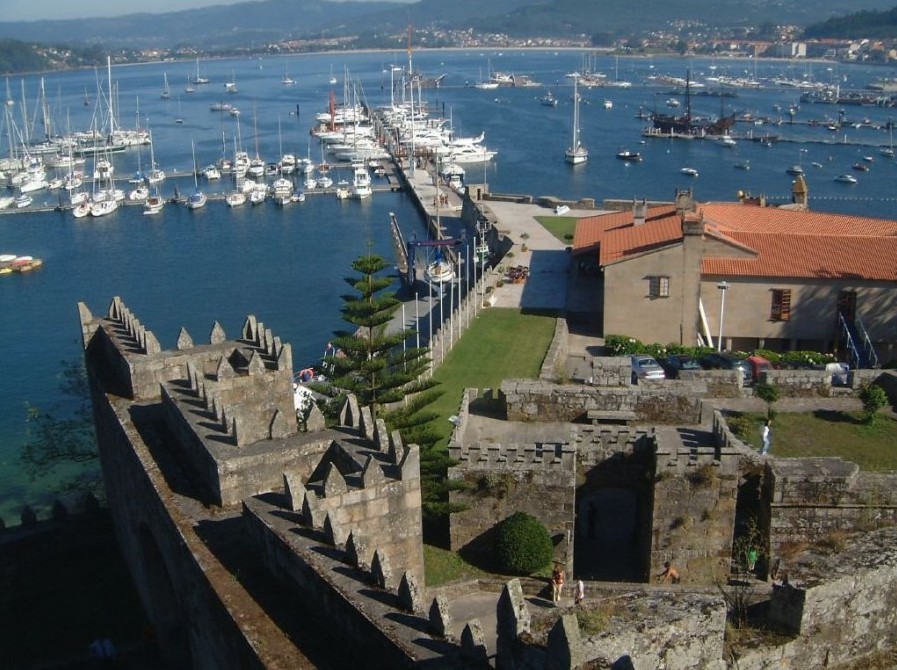 Vista nocturna do porto de Baiona iluminado