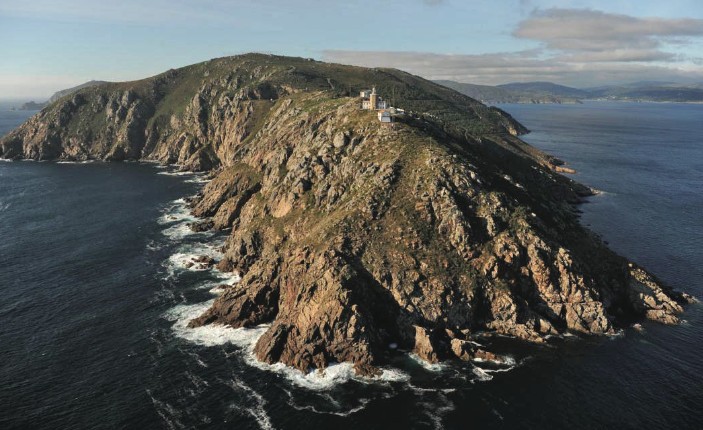Faro de Fisterra sobre o Atlántico