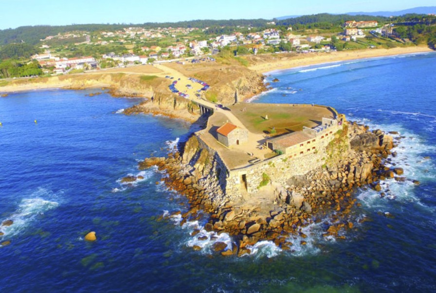 Ermida da Lanzada sobre o océano