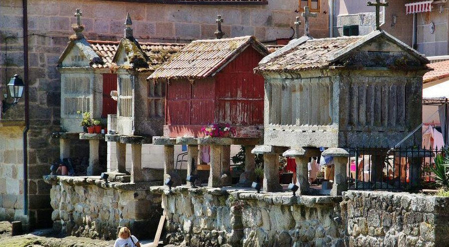 Hórreos de Combarro fronte á ría