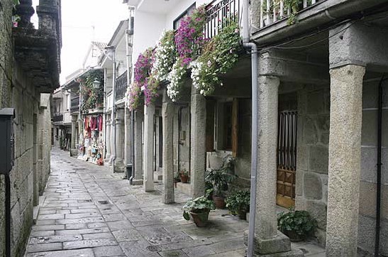 Rúas empedradas con casas de pedra en Combarro
