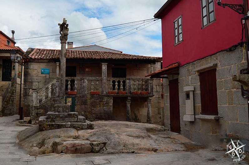 Cruceiro de pedra no centro histórico de Combarro