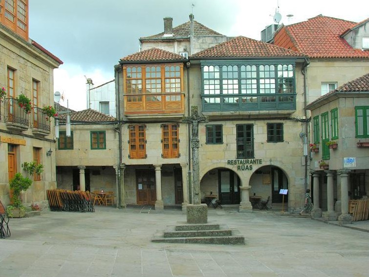 Terrazas con ambiente nocturno en Pontevedra