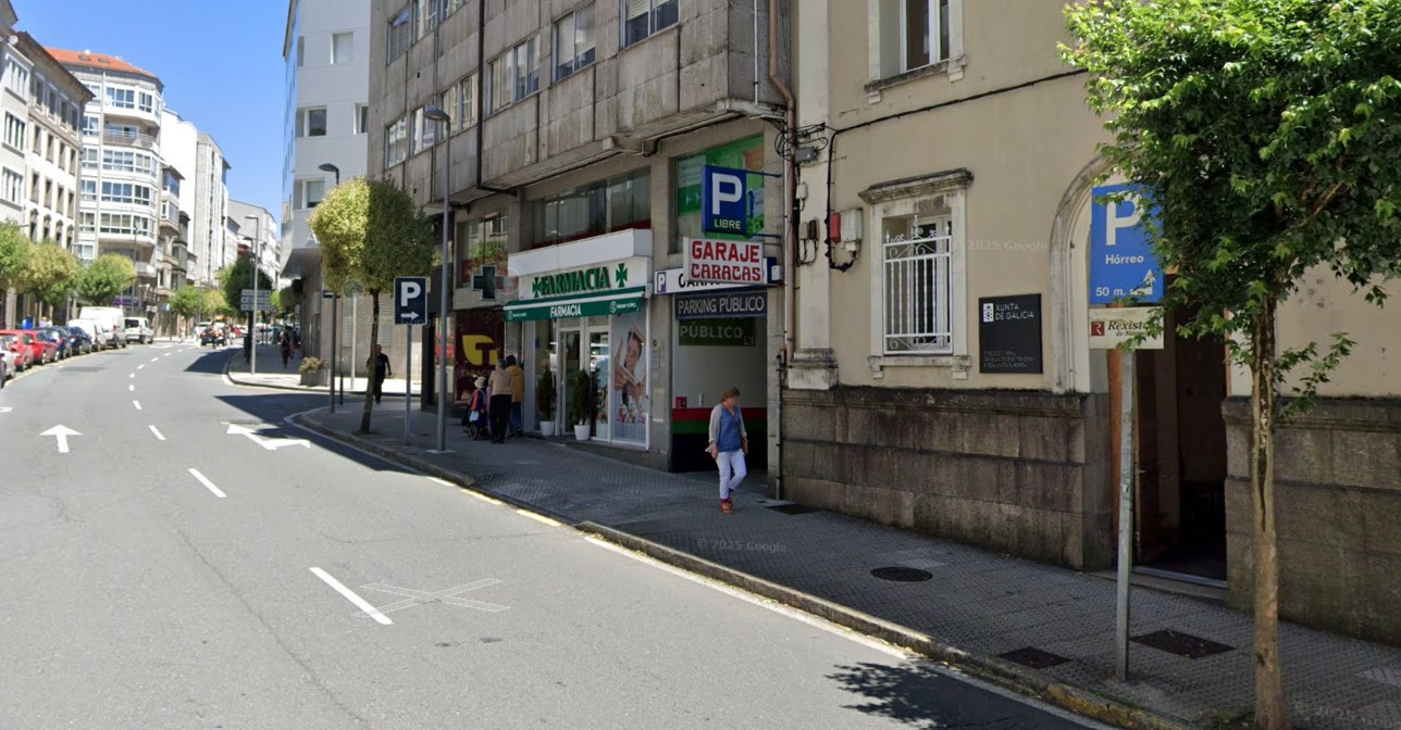 Entrada del Parking Caracas en la Calle del Hórreo